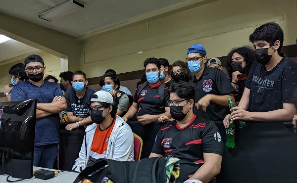 Las personas se reunían detrás del monitor para ser testigos de intensas batallas en Smash.