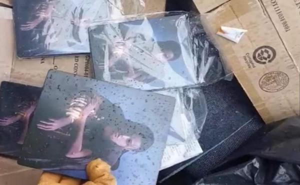 La imagen compartida en internet, en la que se ven algunas cajas metálicas de Forspoken siendo encontradas por quien parece ser un recogedor de basura.