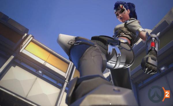 Widowmaker con su aspecto “Talon”, poco antes de que los experimentos realizados en ella le dieran su característico color de piel azul.