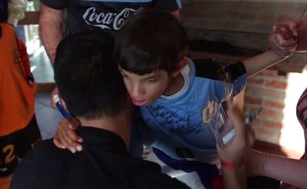 Luis Suárez cumple el sueño de un niño uruguayo que sufre una extraña enfermedad
