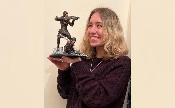 Focus Entertainment obsequió a Charlotte la estatua incluida en la edición de coleccionista de A Plague Tale: Requiem.