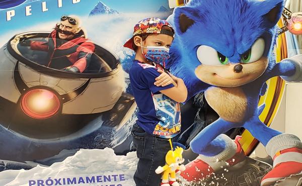 Este pequeño fan de Sonic se lució con toda su indumentaria alusiva al erizo azul, ¡muy emocionado!