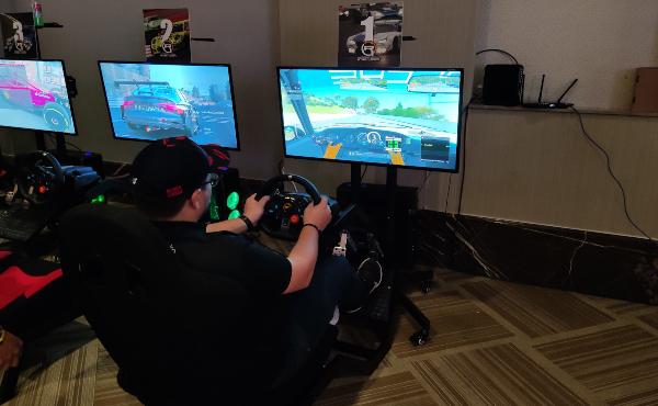 Los simuladores de conducción de Inercia permitieron a los asistentes conducir a altas velocidades sin ningún riesgo.