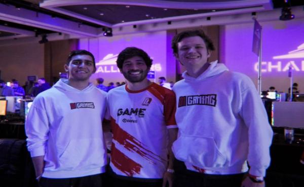 De izquierda a derecha: Bishara Massad, Fabrizio Monterroso e Ethan Carter, propietarios del equipo, durante la celebración del torneo.