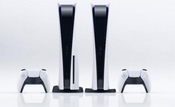 A la izquierda, la PlayStation 5 con lector de disco, y a la derecha, la PlayStation 5 digital, sin lector de disco.