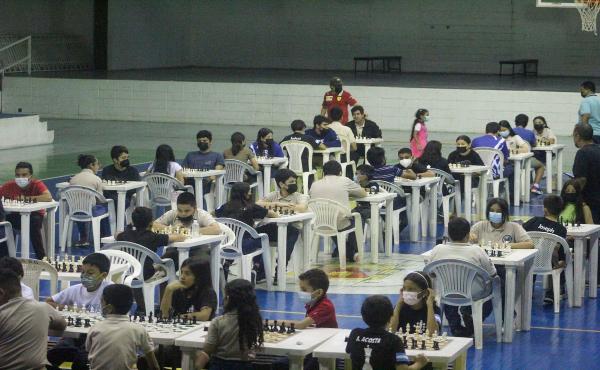 Con más de 80 participantes, el Primer Festival Municipal de Ajedrez 2023 mantuvo lleno el Gimnasio Municipal.