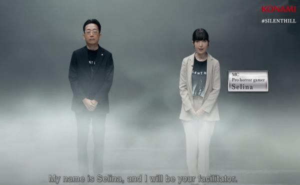 Celina, junto a Motoi Okamoto, durante la presentación de Silent Hill. Aunque por un típico error, su nombre se escribió con “S”.