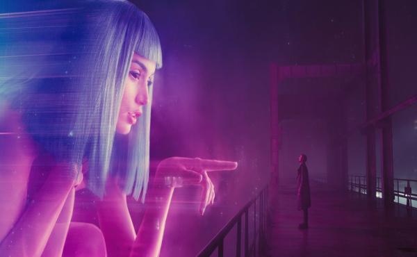 Blade Runner 2049, estrenada en 2017, expone un mundo cyberpunk en el que los replicantes (androides) están siendo cazados hasta el exterminio.