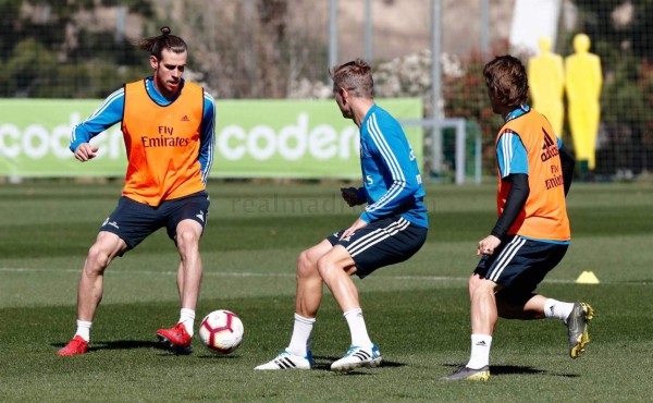 FOTOS: El cariño a Benzema, la primera charla y el aplauso a Ramos en el primer entrenamiento de Zidane en el Real Madrid