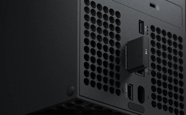 Una tarjeta de memoria insertada en la parte trasera de la Xbox, donde hay una ranura específica para ella.