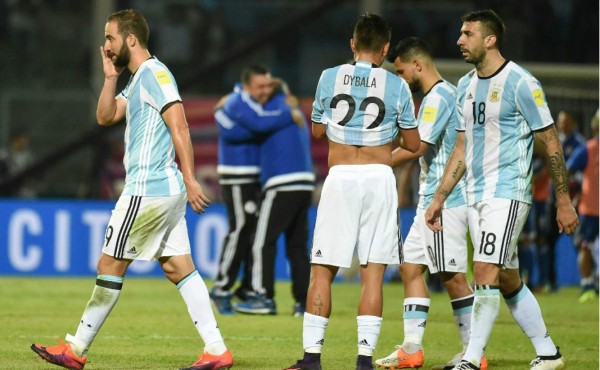 Paraguay sorprende a una selección de Argentina que extrañó a Messi