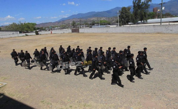 Pese al coronavirus, 120 policías llegan al Carlos Miranda sin protección; silencio total en el Motagua-Olimpia