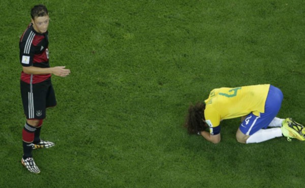 Mesut Özil reveló lo que le dijo a David Luiz tras el 7-1 del Mundial 2014