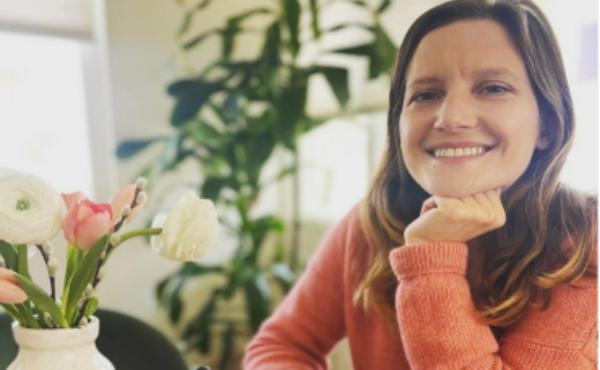 Con su cálida sonrisa y suave mirada, Chloé es capaz de transmitir parte de su paz interior y compartirla a los demás.