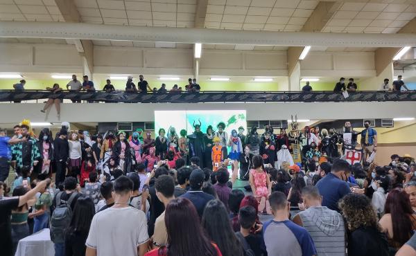 Los concursantes de cosplay reciben la ovación general del público.