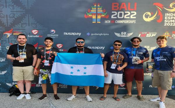 Jugadores hondureños posan orgullosos con la bandera, en suelo indonesio.
