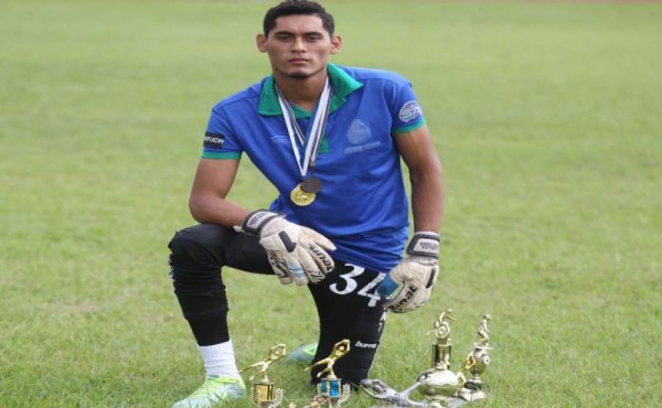 Brayan tiene 20 años edad y uno de sus mayores sueños es jugar en la Liga Nacional de Honduras. Fotos: Juan Salgado