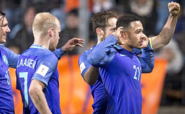 Holanda supera a Luxemburgo con un doblete de Memphis Depay