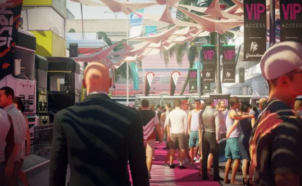 Hitman es un juego que nos obliga a ser tácticos. Ocultarnos entre la multitud es una buena forma de pasar desapercibido.