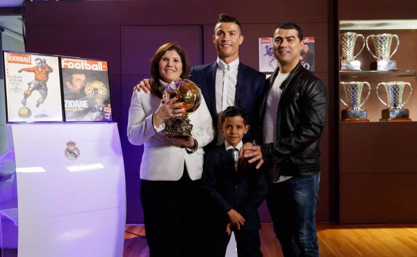 Las 12 fotos de Cristiano Ronaldo recibiendo el cuarto Balón de Oro