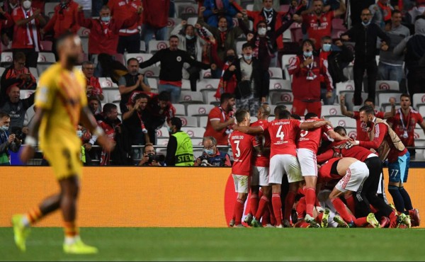 Descalabro catalán: Las caras de Koeman, la foto de Depay; Piqué, abatido en el Benfica-Barcelona