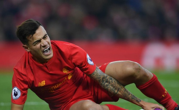 ¡TERRIBLE! Coutinho sufre una escalofriante lesión en Inglaterra