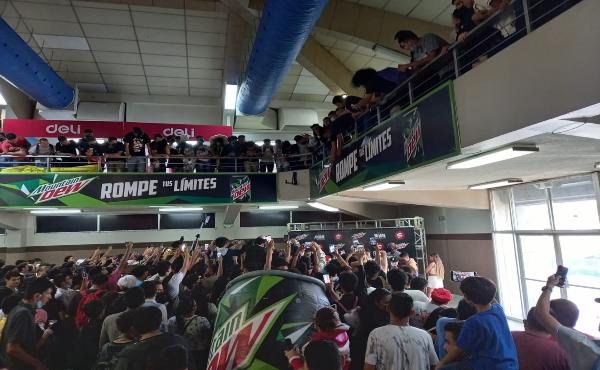 Todo el salón se mantuvo a reventar durante toda la jornada.