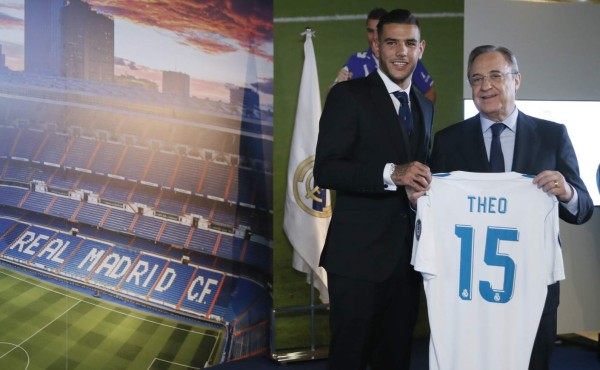 GRA416. MADRID, 10/07/2017.- El defensa del Real Madrid, el francés Theo Hernández (i), posa con una camiseta con su nombre junto con el presidente del club, Florentino Pérez (d), durante su presentación oficial celebrada hoy en Madrid. EFE/MARISCAL