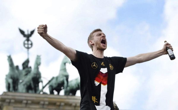 Una multitud eufórica recibe a Alemania en Berlín