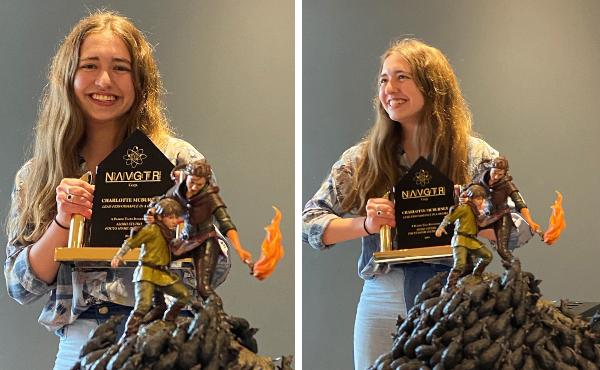 Charlotte posa con su premio NAVGTR, ganado merecidamente en la ceremonia de 2019.