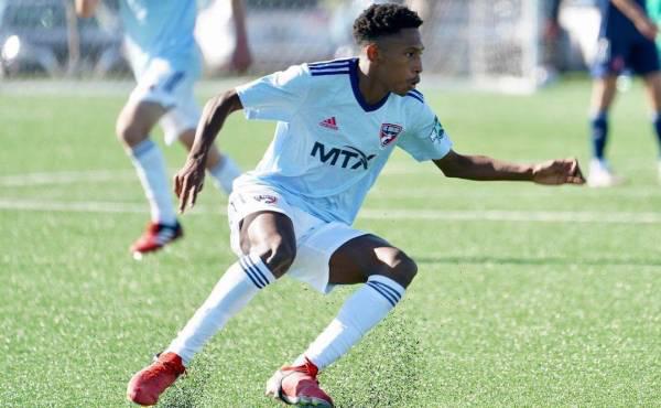 Nayrobi Vargas tiene 16 años y mide 1.90 metros de altura.