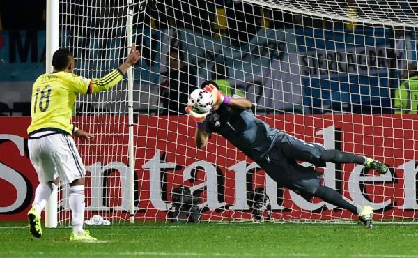 Argentina sufre en penales pero se mete a semifinales de Copa América