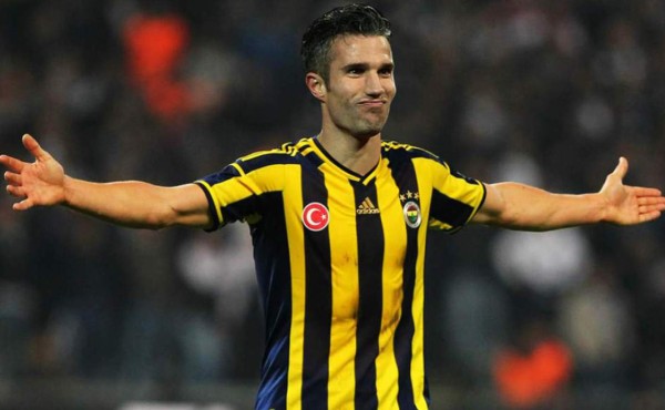 El ojo de Van Persie no sufre daños tras un fuerte golpe en partido con el Fenerbaçhe