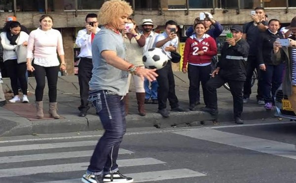 VIDEO: Carlos 'Pibe' Valderrama realizó técnicas con el balón y pidió dinero en un semáforo