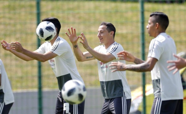 MUN490. MOSCU (RUSIA), 29/06/2018.- El jugador de la selección mexicana Andrés Guardado (c) durante un entrenamiento de la tricolor en su lugar de concentración a las afueras de Moscú, de cara al próximo encuentro que les enfrentará Brasil en los octavos de final del Mundial de Rusia 2018. EFE/Lavandeira Jr