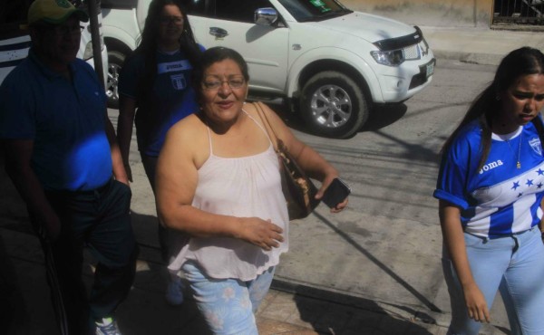 Doña Flor llegó a darle la bendición a Amado Guevara