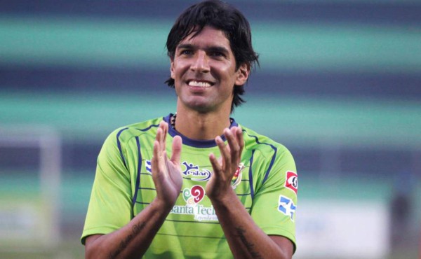 'El Loco' Abreu ficha a sus 40 años por el Bangú del fútbol brasileño