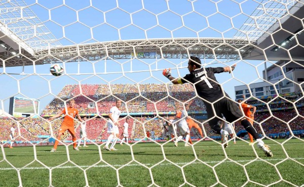 Holanda venció 2-0 a Chile con goles de Leroy Fer y Memphis Depay.