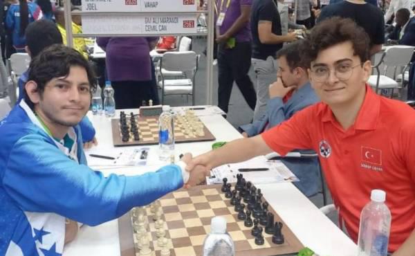 Joel Gavarrete disputando un juego contra un jugador de Turquía en LAS Olimpiadas Mundiales.