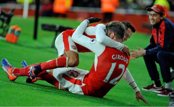 Arsenal derrota al Bournemouth y acecha a los líderes