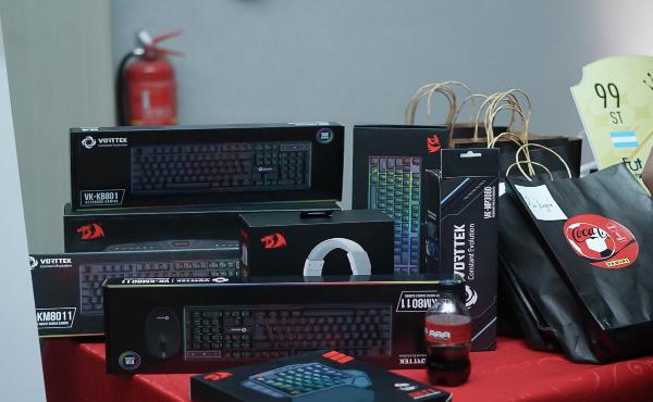 La masiva cantidad de hardware y periféricos de Red Dragon adornaron todo el lugar.