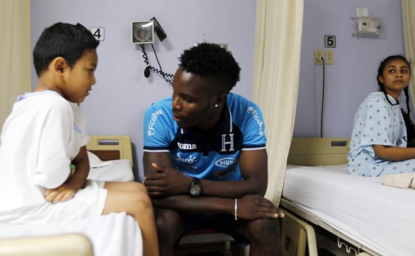La Selección de Honduras emociona a los niños de la Fundación Ruth Paz