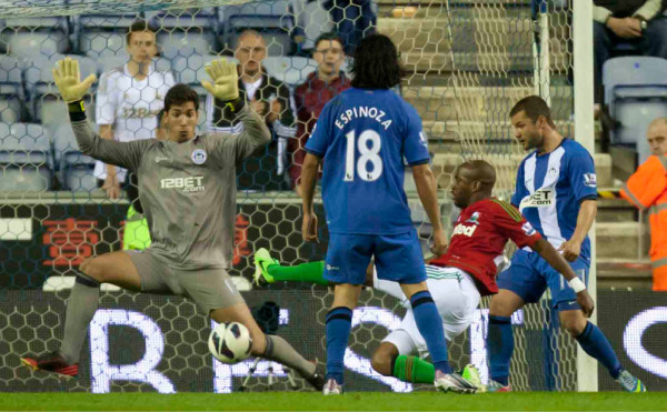 Roger Espinoza anota, pero Wigan cae en casa