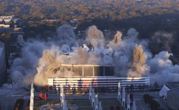 Así fue la implosión del Georgia Dome, el imponente estadio de los Falcons