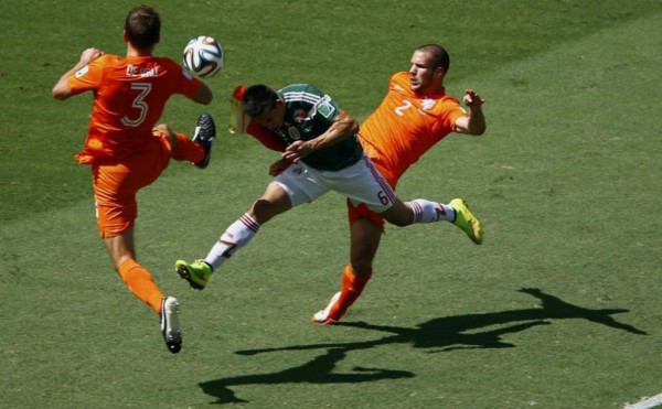 FOTOS: Las mejores 'barridas al pecho' del fútbol