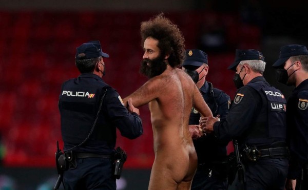 De no creer y en partido a puerta cerrada: Así fue la entrada de un espontáneo desnudo en el Granada-Manchester United&nbsp;&nbsp;&nbsp;