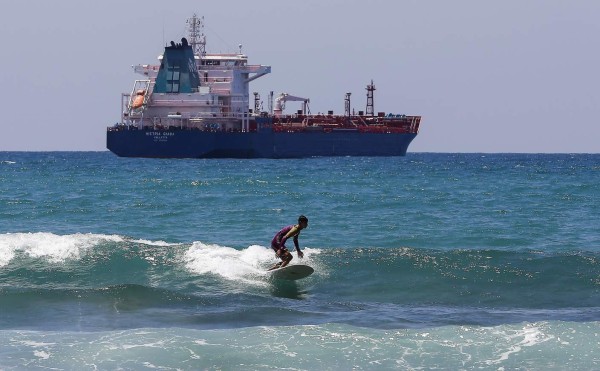 ¡Vaya historia! Sirio huye de la guerra, descubre el mar y se lanza al surf &nbsp;&nbsp;