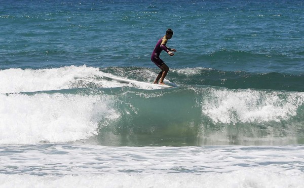¡Vaya historia! Sirio huye de la guerra, descubre el mar y se lanza al surf &nbsp;&nbsp;