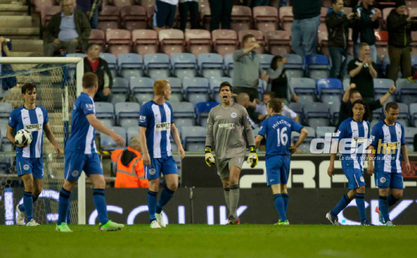 Roger Espinoza anota, pero Wigan cae en casa