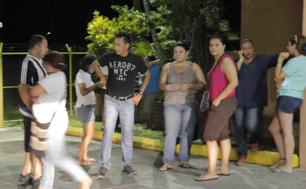 Familiares y amigos llegan a Hospital donde murió Enrique Reneau